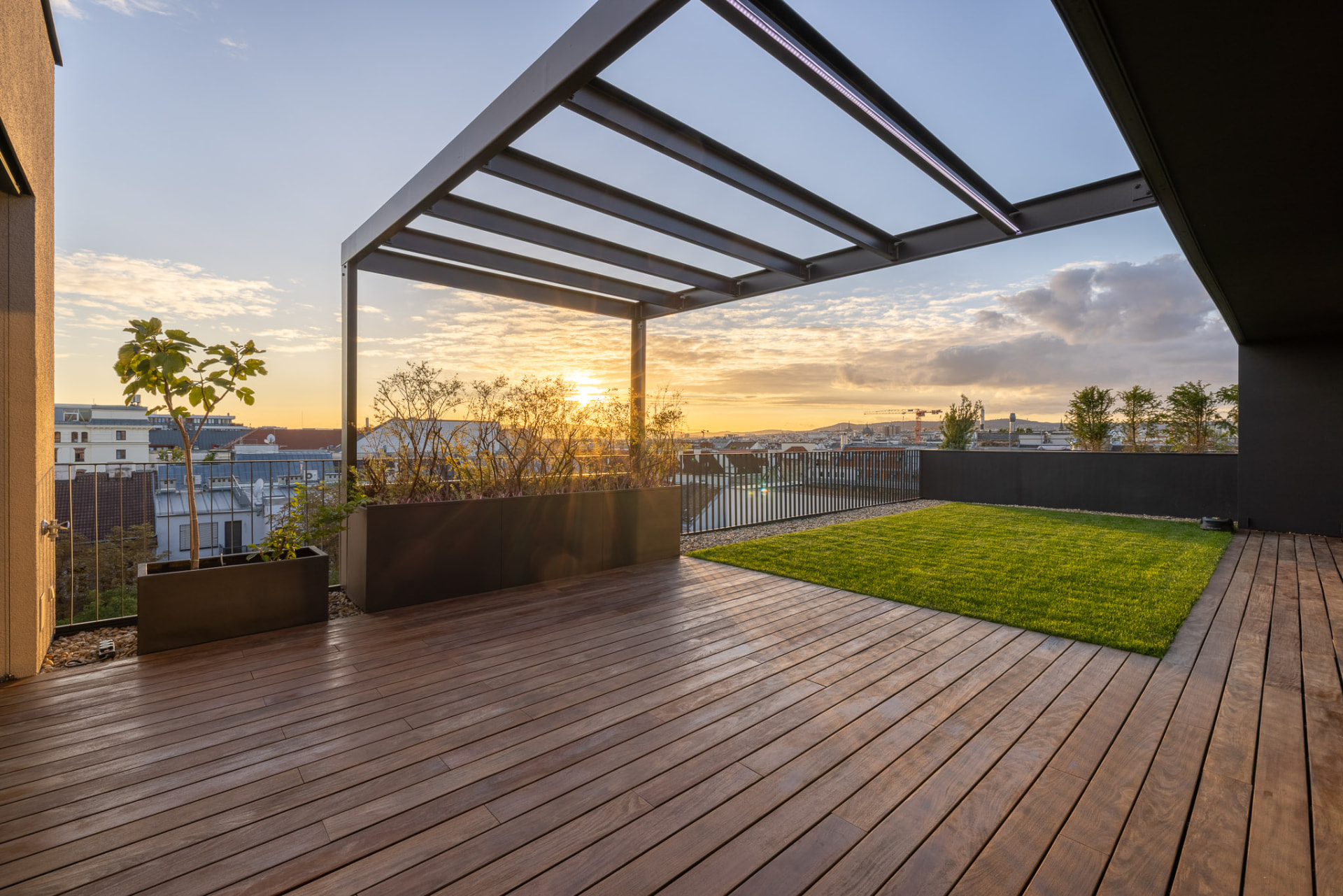 Dachgarten des Gartenpenthouses Ramperstorffergasse 27/40 mit Pergola, Rasenfläche und Blick über Wien